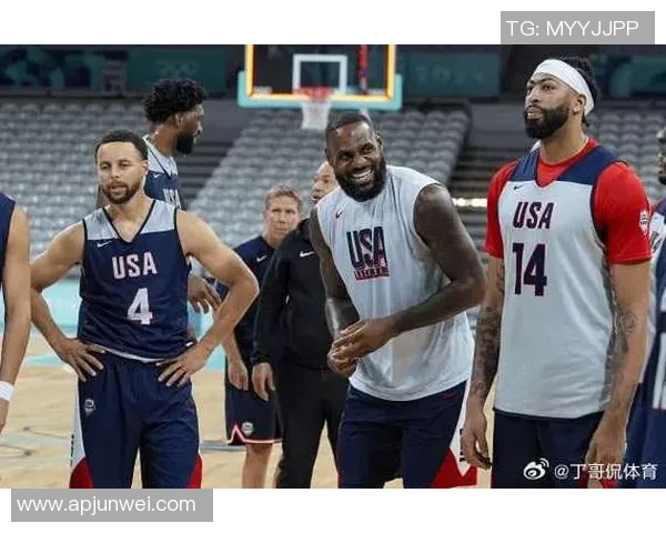 美国男篮蓝队在奥运会上获得金牌的背后故事：勇夺冠军靠的不仅是技术实力，更是团队默契和全力以赴的拼搏精神